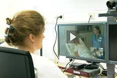 Dr. Katrin Hüttemann während telemedizinische Schlaganfallberatung