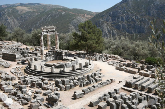 Delphi liegt nördlich des Golfs von Korinth in Mittelgriechenland auf einer halbkreisförmigen Berglehne.