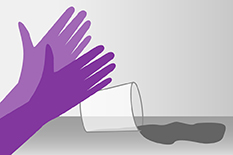 Eine Hand versucht ein Glas Wasser zu nehmen, verfehlt abe und schüttet das Wasser aus