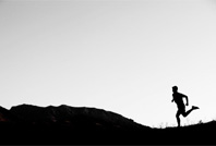 Landschaftsbild mit einem Marathonläufer
